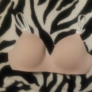 VS Tshirt Nude bra